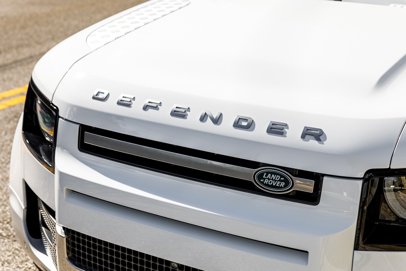 2023 Land Rover Defender SE