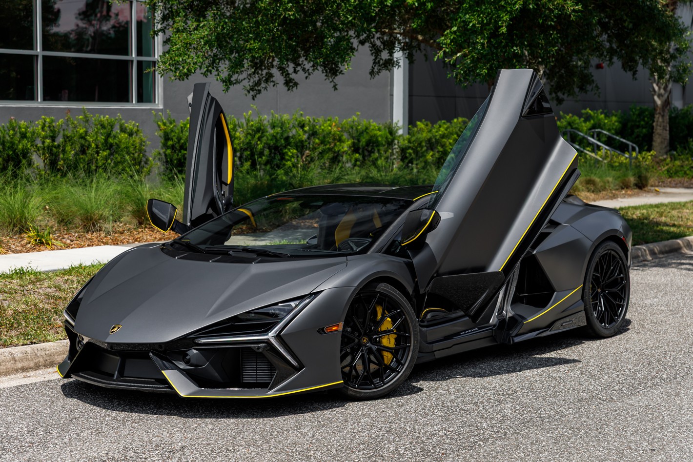 2025 Lamborghini Revuelto 6.5 DCT 4WD's photo