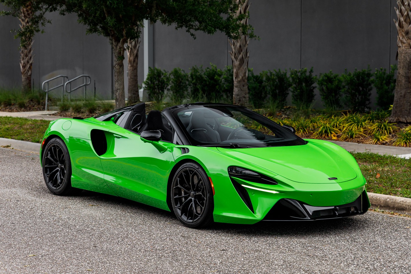 2026 McLaren Artura's photo